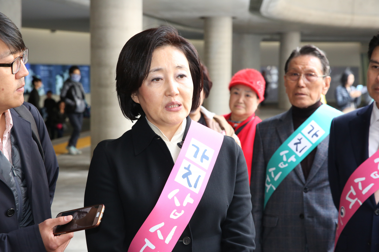 박영선 중소벤처기업부 장관이 30일 서울 중구 동대문디자인플라자에서 열린 제일평화시장 특별판매전 현장을 방문해 기자들과 질의 응답 시간을 갖고 있다. [연합]