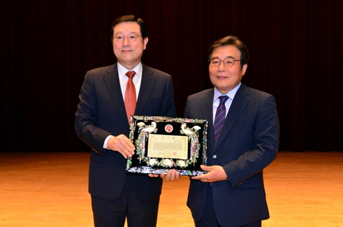 이용섭 광주시장이 이병훈 부시장에게 공로패를 전달하고 있다. [광주시 제공]