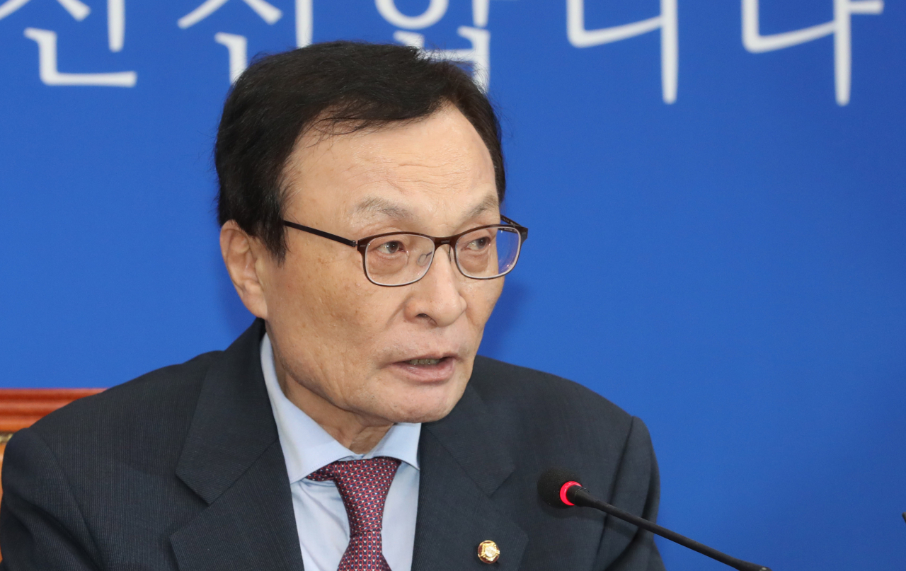 더불어민주당 이해찬 대표가 30일 오후 국회 당대표회의실에서 열린 제11차 정기 기자간담회에서 모두발언하고 있다. 연합뉴스