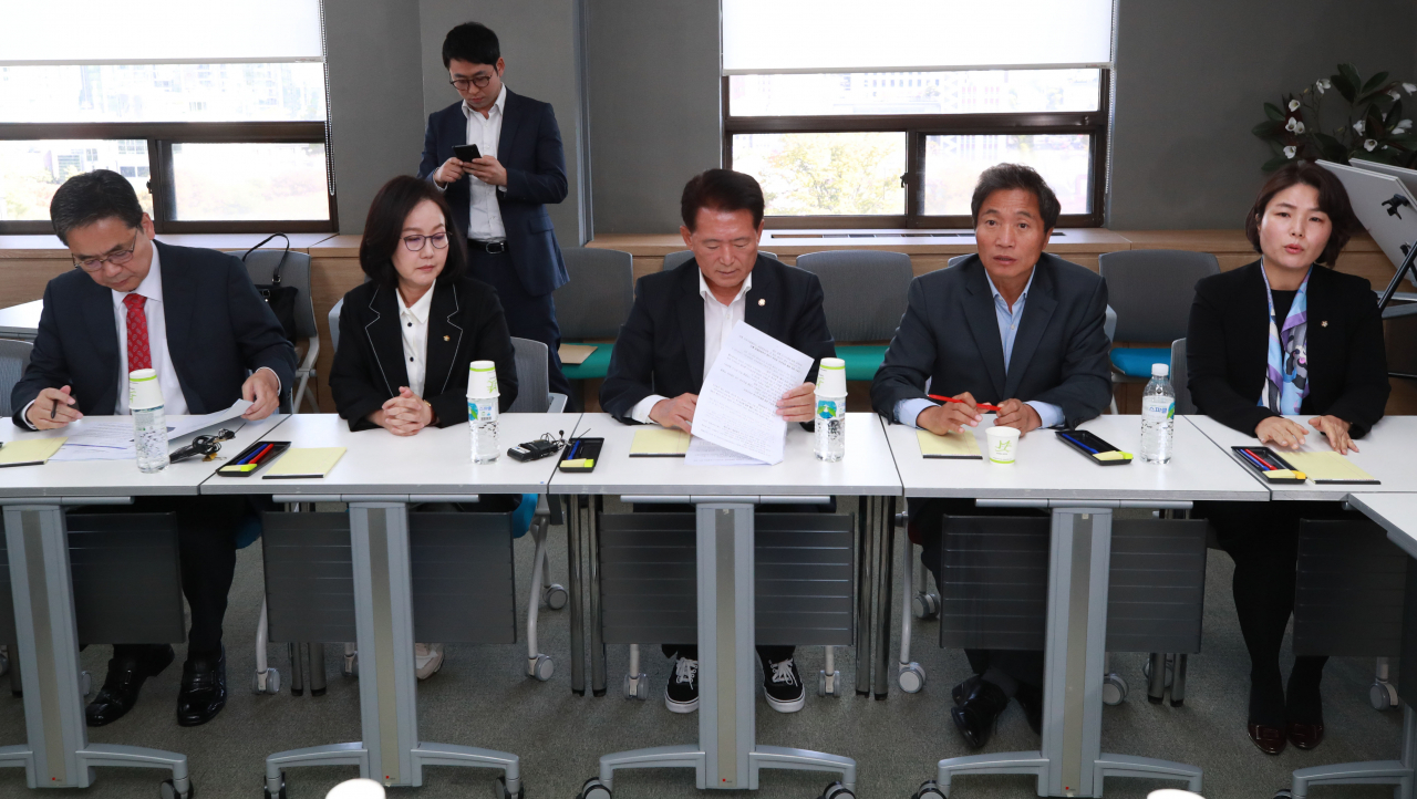 국회 교육위원회 소속 자유한국당 김한표 간사(가운데)와 의원들이 이 30일 오전 서울 종로구 서울시교육청을 방문해 김원찬 부교육감과 면담하고 있다. 최근 서울 인헌고등학교에서는 학생들이 교사로부터 반일사상 등 '편향된 정치사상'을 강요받았다며 이를 공개적으로 비판하는 일이 발생했다. 왼쪽부터 자유한국당 곽상도, 김현아, 김한표, 이학재, 전희경 의원. [연합]