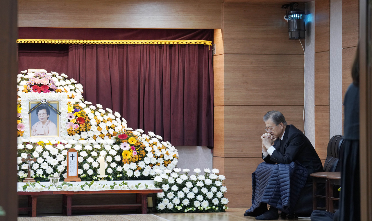 President Moon Jae-in at the altar set up for his mother at the Namcheon Catholic Cathedral in Busan on Wednesday. Yonhap