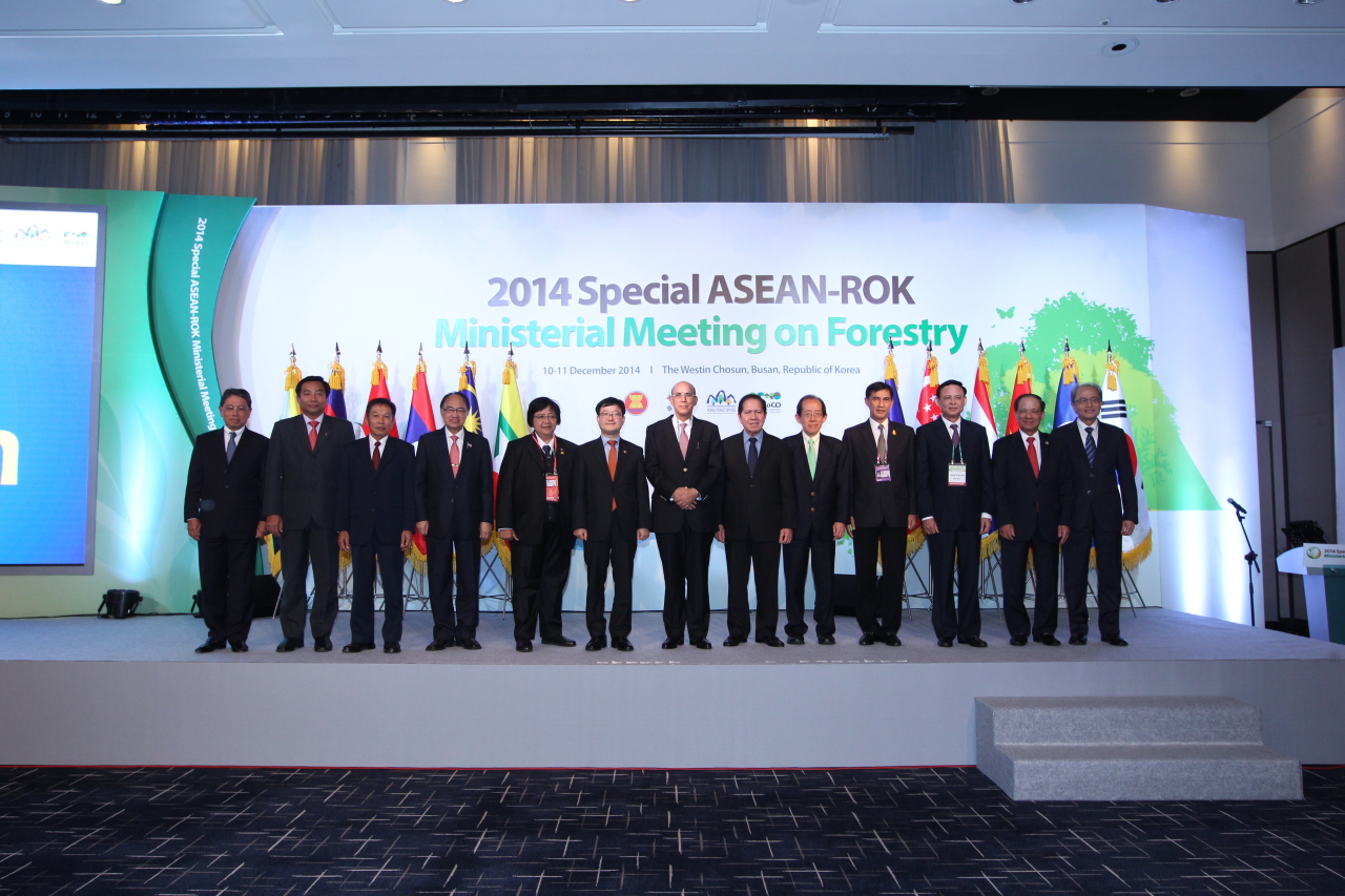 Chiefs from forestry agencies from South Korea and ASEAN countries attended 2014 Korea-ASEAN speical ministrial meeting. Korea Forestry Service