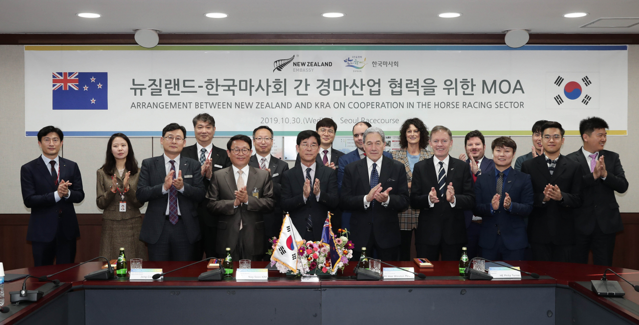 김낙순 마사회장(왼쪽에서 다섯번째)과 피터스 뉴질랜드 부총리(오른쪽에서 다섯번째)가 면담후 필립 터너 주한뉴질랜드 대사(오른쪽에서 네번째)를 비롯한 양측 관계자들과 기념촬영을 하고 있다. [한국마사회 제공]