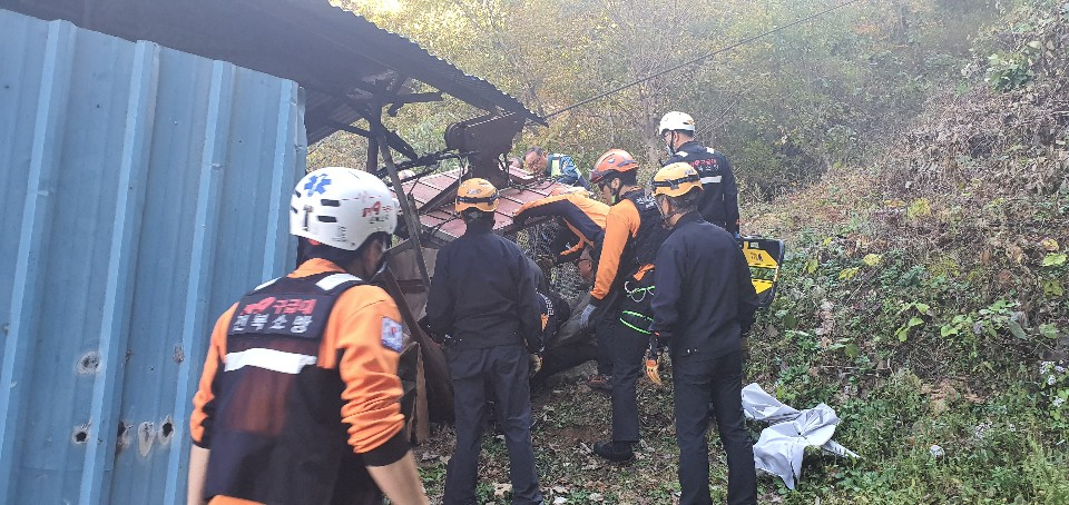 30일 오전 10시 49분께 전북 완주군 고산면에서 화물용 케이블카가 끊어지며 추락했다. [전북소방본부 제공] [연합]
