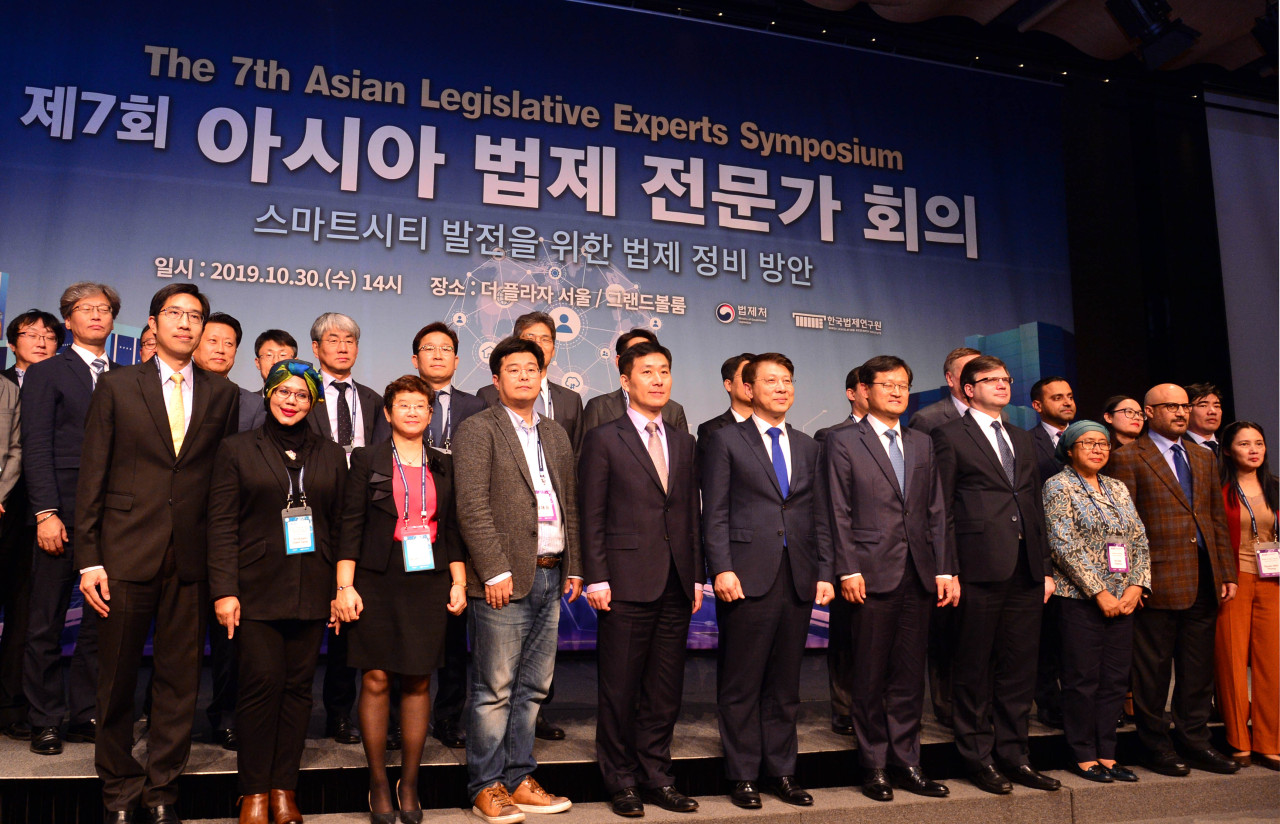 Participants pose for a photo at the seventh Asian Legislative Experts Symposium in Seoul on Oct. 28, 2019. (Park Hyun-koo/The Korea Herald)