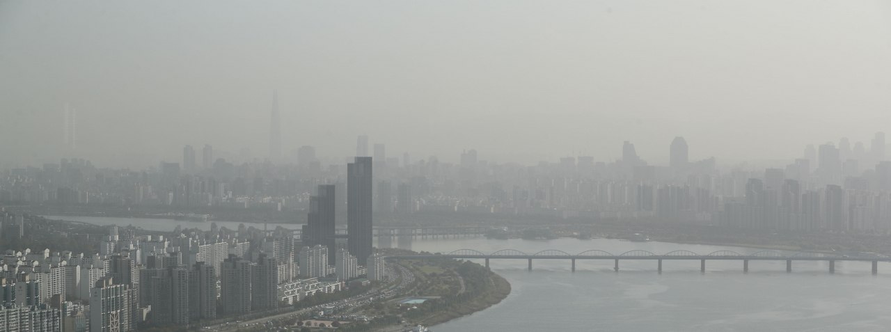 미세먼지 농도가 '나쁨' 수준을 보인 29일 오전 서울 영등포구 63스퀘어에서 바라본 송파구 일대가 뿌연 먼지에 뒤덮여 있다. 연합뉴스