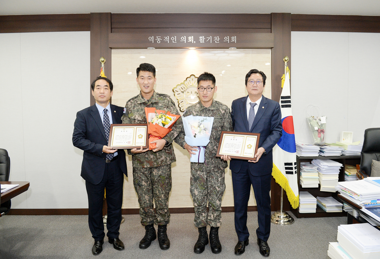 (왼쪽부터) 최유각 자치행정위원장, 노대균 상사, 이재우 중사, 손배찬 파주시의회 의장. [파주시의회]