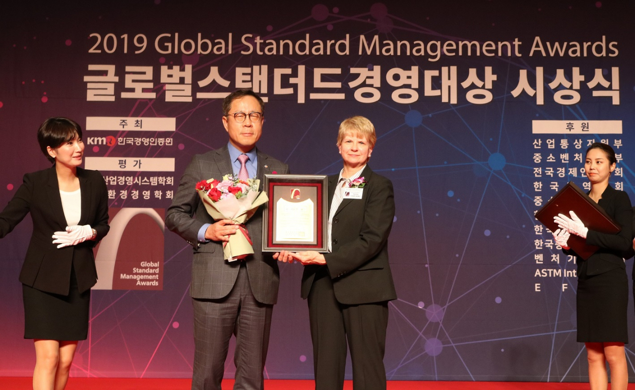 지난 30일 서울 홍은동 그랜드힐튼 호텔에서 열린 2019 글로벌스탠더드경영대상에서 정길근 CJ제일제당 부사장이 '지속가능경영대상' 대상 수상 후 기념촬영을 하고 있다. [CJ제일제당 제공]