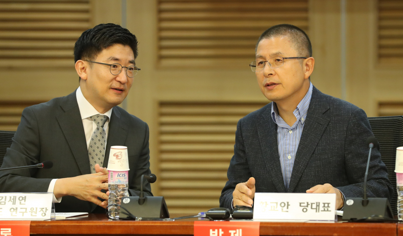 황교안 자유한국당 대표가 지난달 24일 오전 국회 의원회관에서 최연혜 의원실과 여의도연구원 주최로 열린 '문재인정권, 가짜뉴스 논란과 표현의 자유 침해 어떻게 볼 것인가' 토론회에서 김세연 여의도연구원장과 이야기하고 있다. [연합]