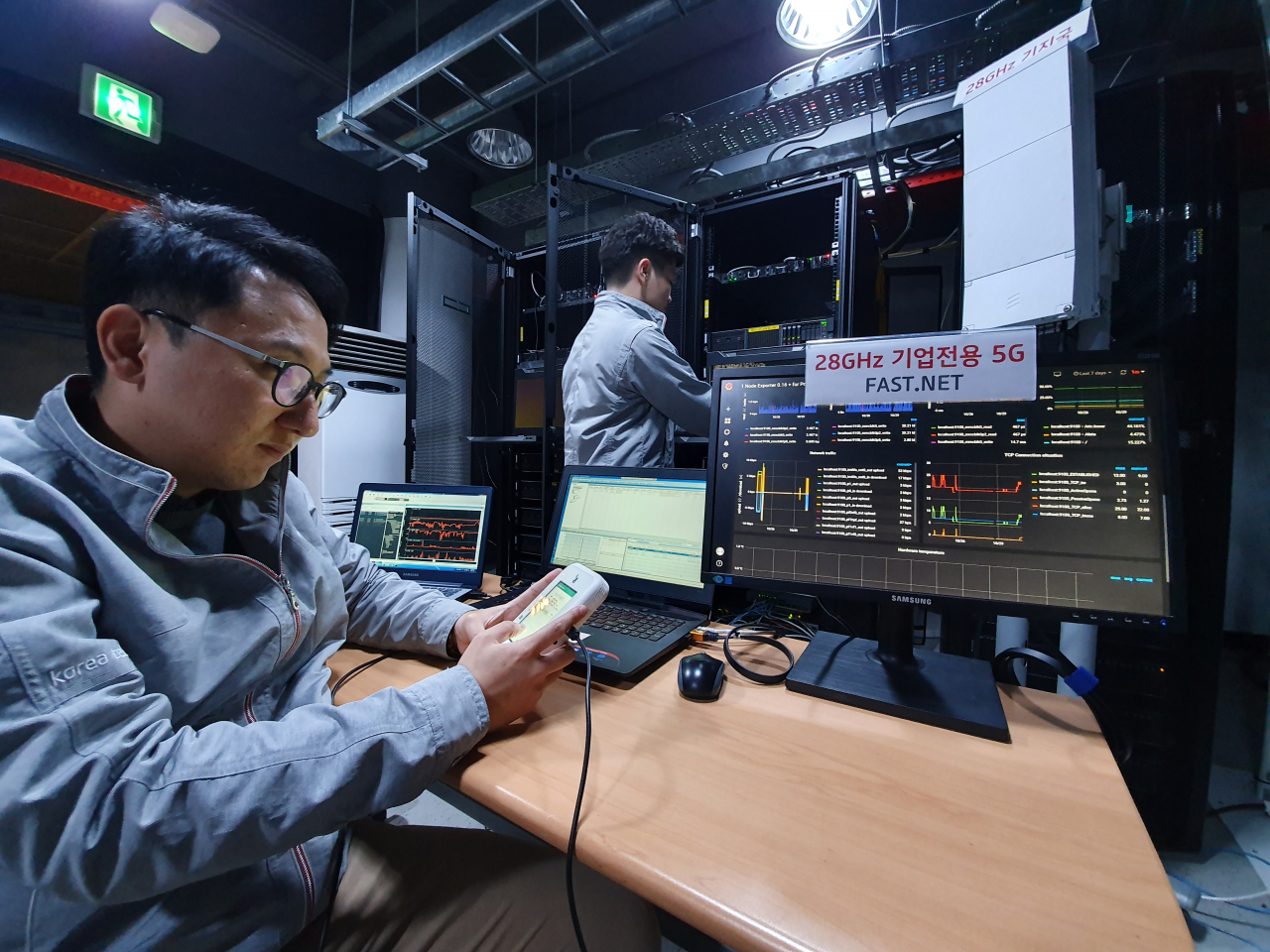 KT 직원이 서울 서초구 KT 5G 오픈랩에서 28㎓ 초저지연 기업전용 5G 네트워크인 FAST.NET 기술을 세계 최초로 개발해 시연을 진행하고 있다. [KT 제공]