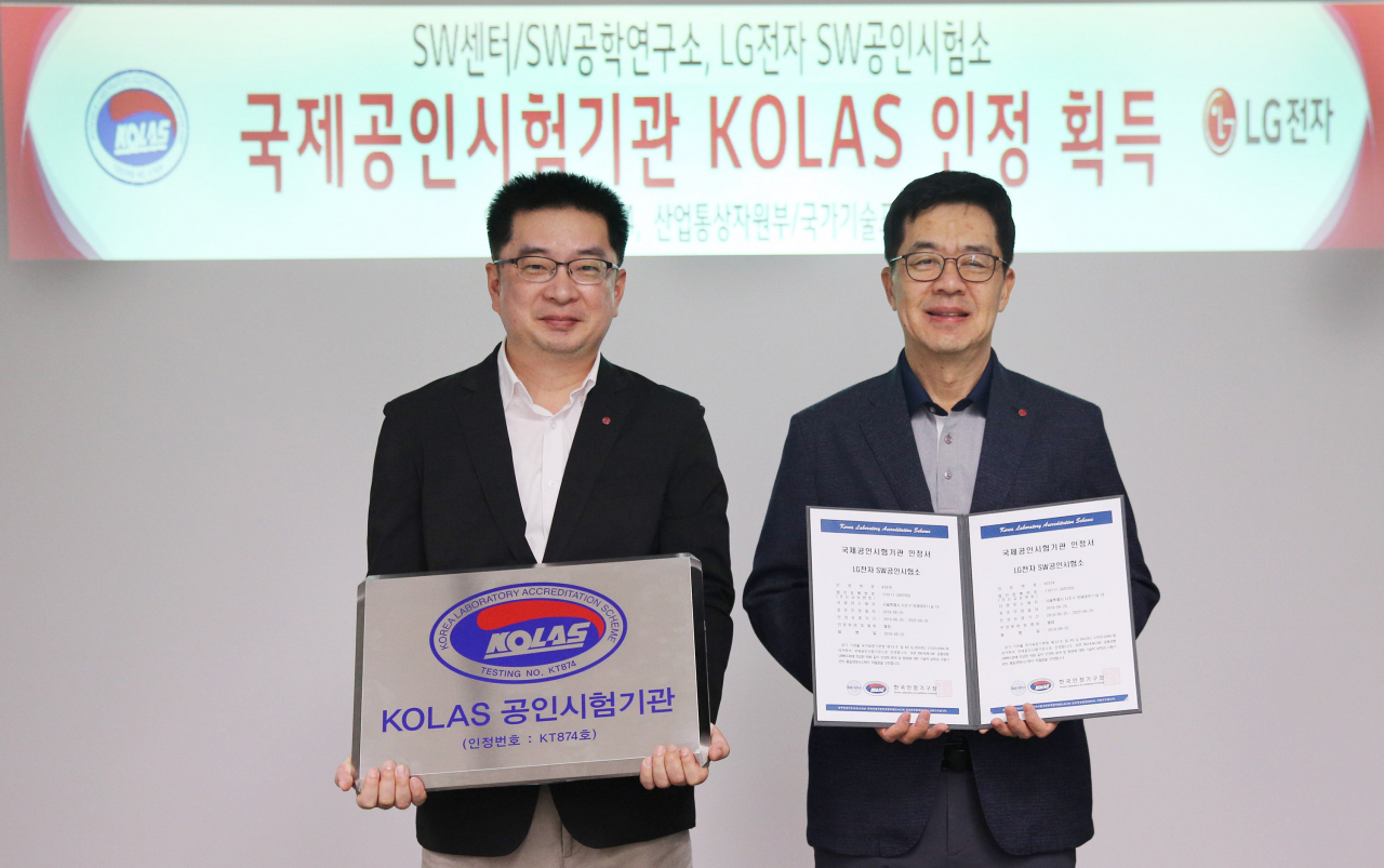 LG전자 SW공인시험소는 최근 산업통상자원부 국가기술표준원 산하의 한국인정기구(KOLAS, Korea Laboratory Accreditation Scheme)로부터 소프트웨어 분야 국제공인시험기관으로 인정받았다. LG전자 CTO 박일평 사장(오른쪽)과 LG전자 소프트웨어공학연구소장 엄위상 상무가 인정서를 받고 기념촬영을 하고 있다. [LG전자 제공]