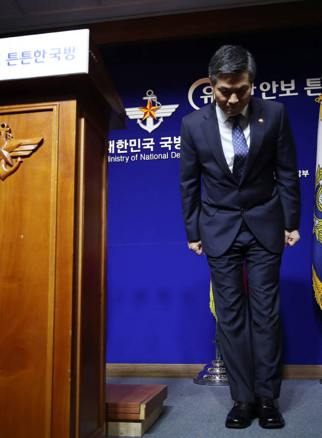 정경두 국방부 장관은 지난해 11월 7일 서울 용산구 국방부 브리핑룸에서 5·18민주화운동 당시 계엄군의 성폭행 사실이 정부 공식 조사에서 확인된 것을 발표한 후 고개 숙여 사과했다. [연합]