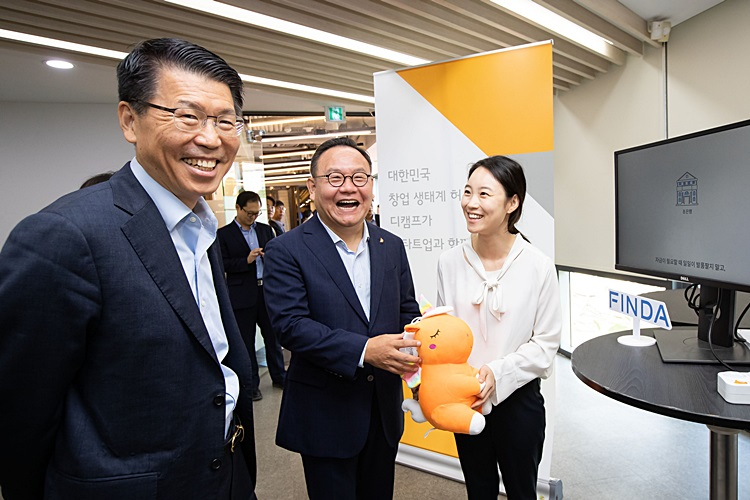 은성수(왼쪽에서 첫 번째) 금융위원장이 지난달 18일 서울 강남구 은행권청년창업재단 ‘디캠프’에서 열린 ‘핀테크 스케일업 현장간담회’에서 현장 의견을 듣고있다.
