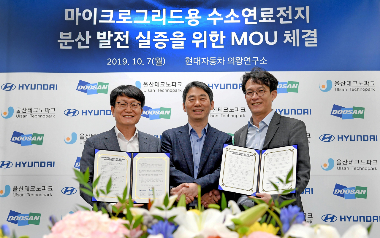 두산퓨얼셀과 현대자동차, 울산테크노파크는 지난 7일 수소 연료전지를 활용한 마이크로그리드용 분산발전 구축을 위한 협약을 체결했다. 왼쪽부터 우항수 울산테크노파크 에너지기술지원단장, 오재혁 현대자동차 전략기술본부 미래기술연구실장(상무), 문상진 두산퓨얼셀 R&D·신사업본부장(상무).[㈜두산 제공]
