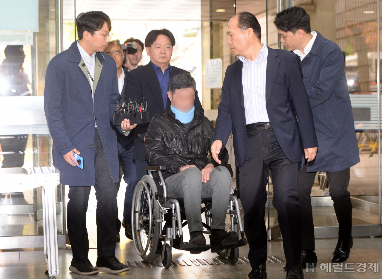 [헤럴드경제=박해묵 기자] 31일 오전 조국 친동생 조모씨가 두 번째 영장실질검사를 받기 위해 서울 서초구 서울지방법원으로 출석하고 있다. 조씨는 조국 전 법무부 장관 가족이 운영해온 학교법인 웅동학원에서 채용 비리와 위장 소송 등을 저지른 의혹을 받고 있다.