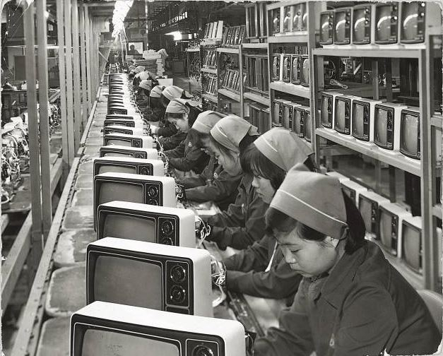 삼성전자는 1969년 흑백TV 제조사로 시작해 반백년만에 정보통신산업(ICT) 글로벌 기업으로 성장했다. 사진은 1970년대 당시 흑백 TV 생산라인. [삼성전자 제공]