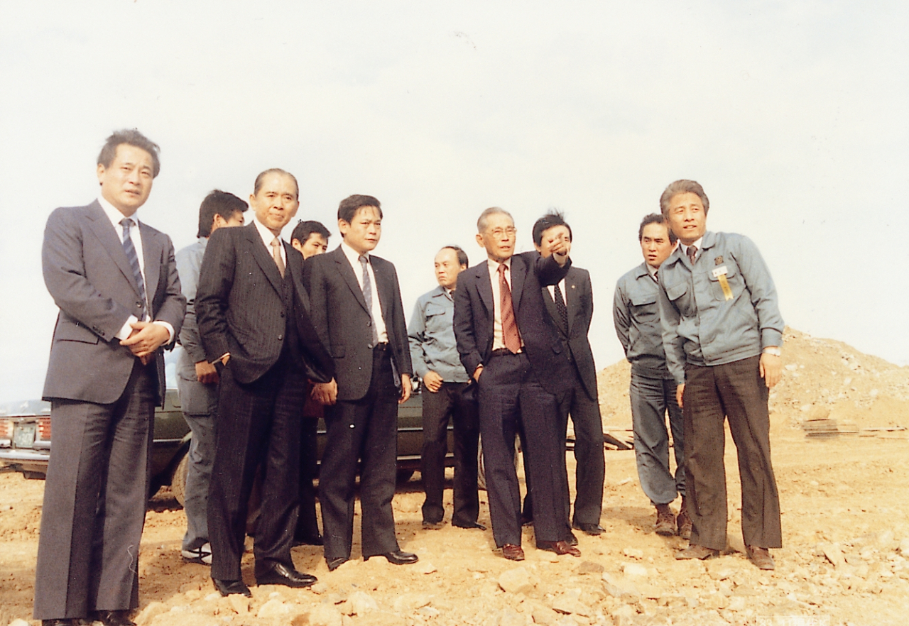1983년 삼성반도체통신 기흥공장 건설현장 방문한 이병철 선대회장(첫번째줄 오른쪽 네번째)과 이건희 회장(첫번째줄 오른쪽 세번째). [삼성전자 제공]