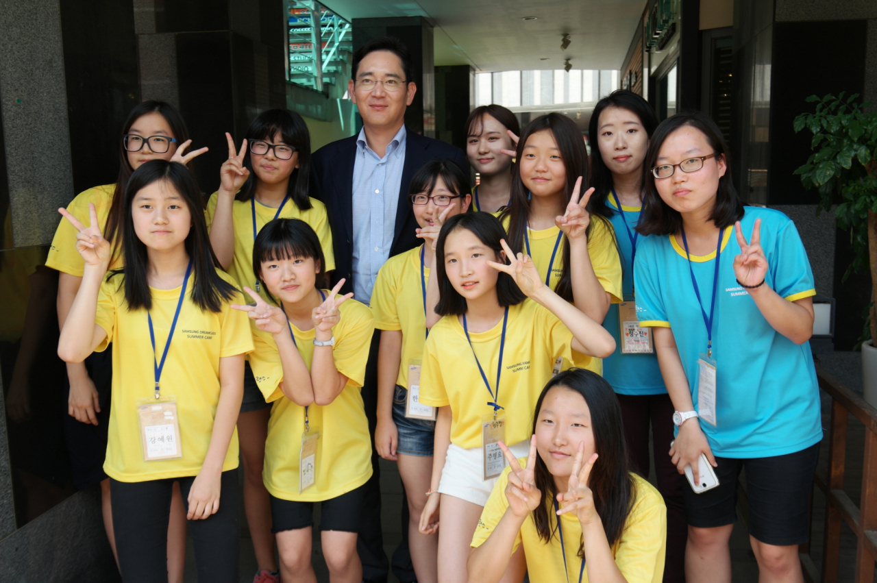 이재용(뒷줄 왼쪽 세번째] 삼성전자 부회장이 지난 2015년 전남대에서 열린 삼성드림클래스 여름캠프에 차가한 중학생들과 함께 기념 촬영을 하는 모습. [삼성전자 제공]