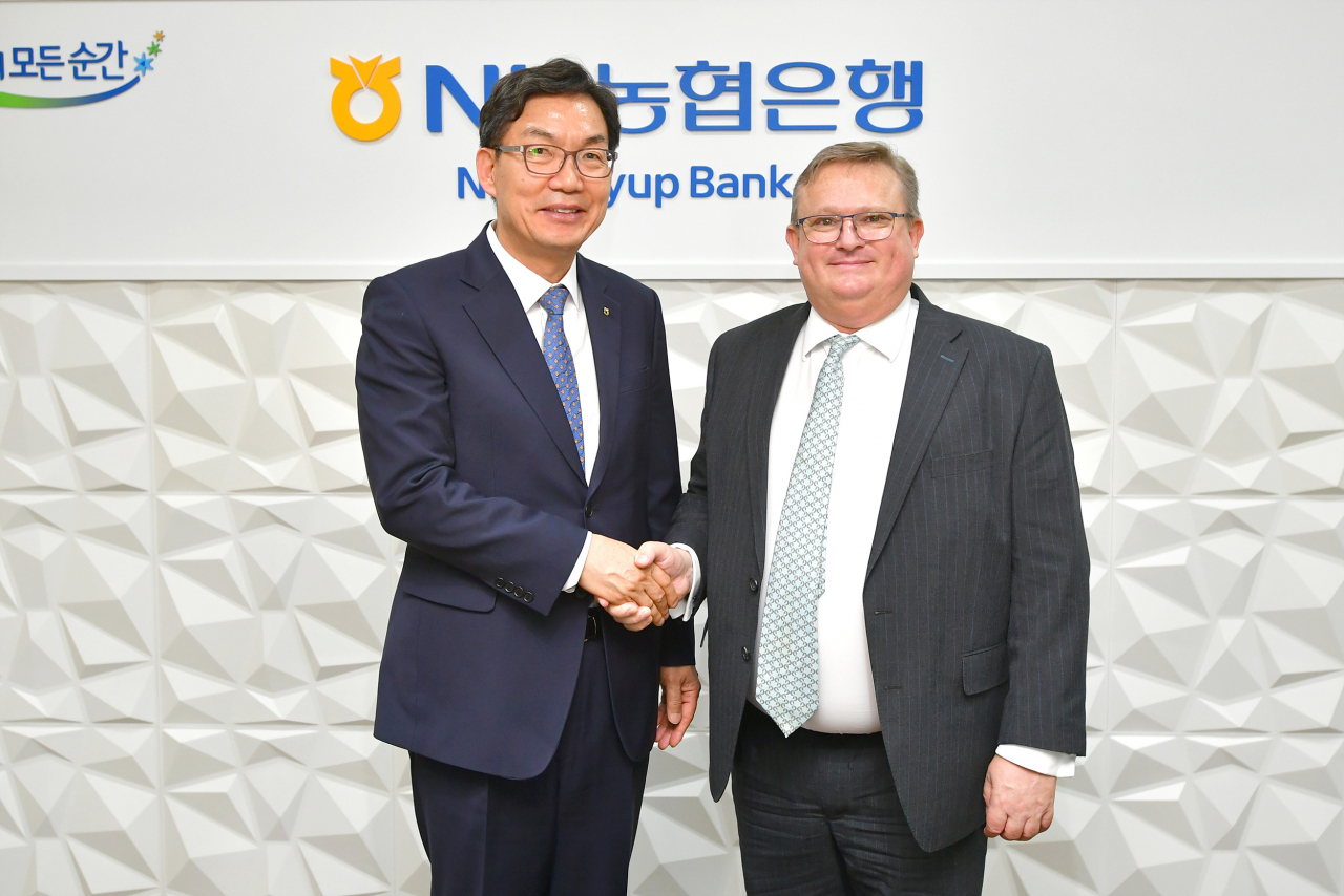 이대훈 농협은행장(사진왼쪽)이 스티븐필립스 홍콩투자청장과 30일 면담후 사진촬영을 하고 있다.