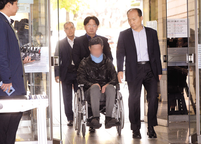 조국 전 법무부 장관의 동생 조모 씨가 휠체어를 탄 채 31일 오전 영장실질심사를 받기 위해 서울 서초구 서울중앙지법에 들어서고 있다. 검찰은 지난 9일 법원이 조씨의 구속영장을 기각하자 보강 수사를 거친 뒤 29일 강제집행면탈·범인도피 혐의를 추가해 구속영장을 재청구했다. 박해묵 기자/mook@heraldcorp.com