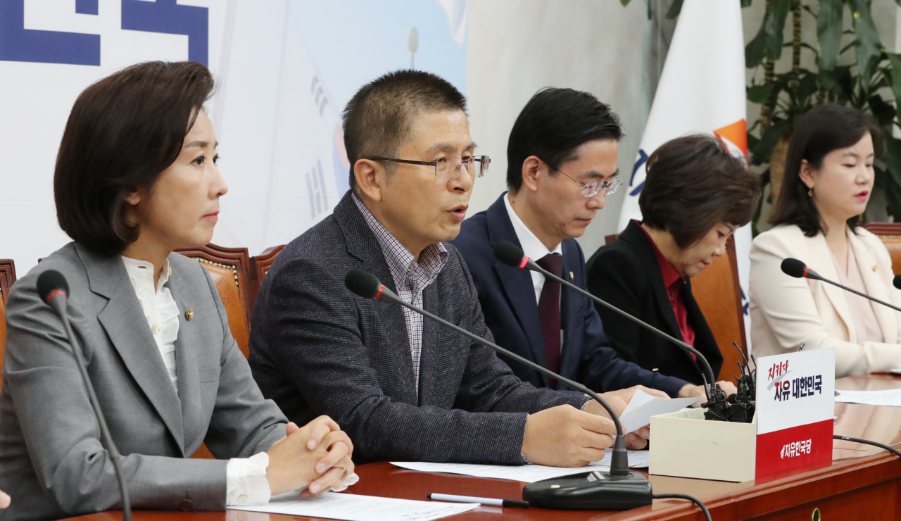 황교안 자유한국당 대표가 31일 국회에서 열린 최고위원회의에서 발언하고 있다. [연합]