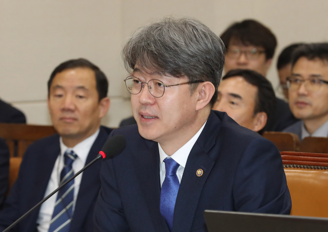 강신욱 통계청장이 11일 국회에서 열린 기획재정위 국정감사에서 의원 질의에 답변하고 있다. [연합]