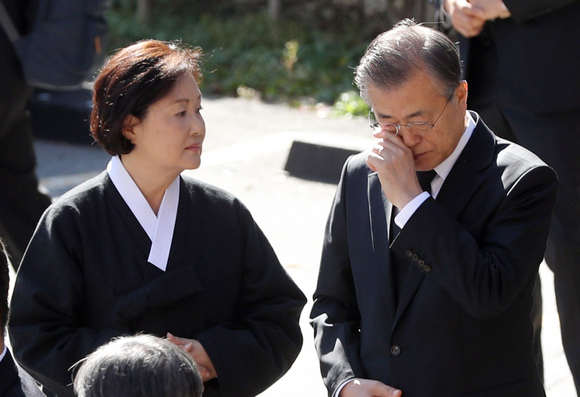 문재인 대통령이 31일 부산 수영구 남천성당에서 모친 고 강한옥 여사의 운구차와 장례 차량을 배웅하며 눈물을 흘리고 있다. 왼쪽은 김정숙 여사. [연합]