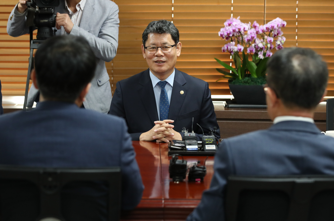 김연철 통일부장관은 31일 오후 정부서울청사 집무실에서 금강산관광과 관련해 배국환 현대아산 사장과 안영배 한국관광공사 사장과 면담을 가졌다. [연합]