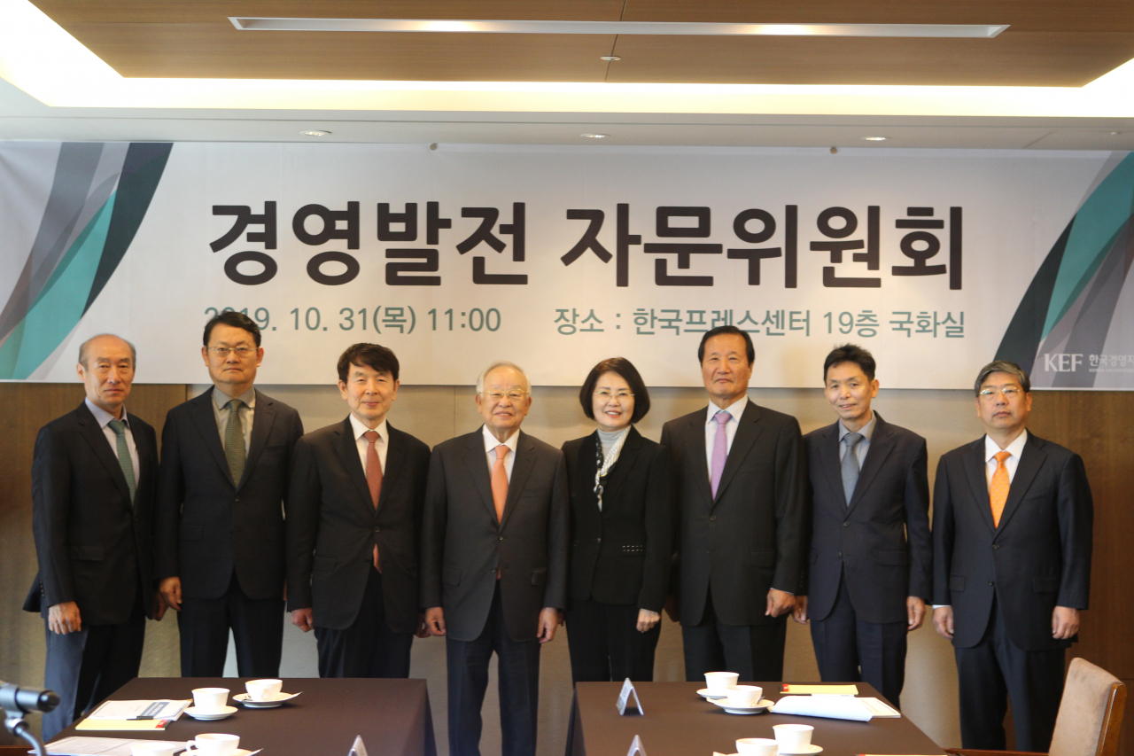 왼쪽부터 김원식 건국대 교수, 이종화 고려대 교수, 현정택 인하대 교수, 손경식 경총 회장, 이인실 서강대 교수, 윤증현 윤경제연구소장, 최준선 성균관대 교수, 양준모 연세대 교수. [경총 제공]