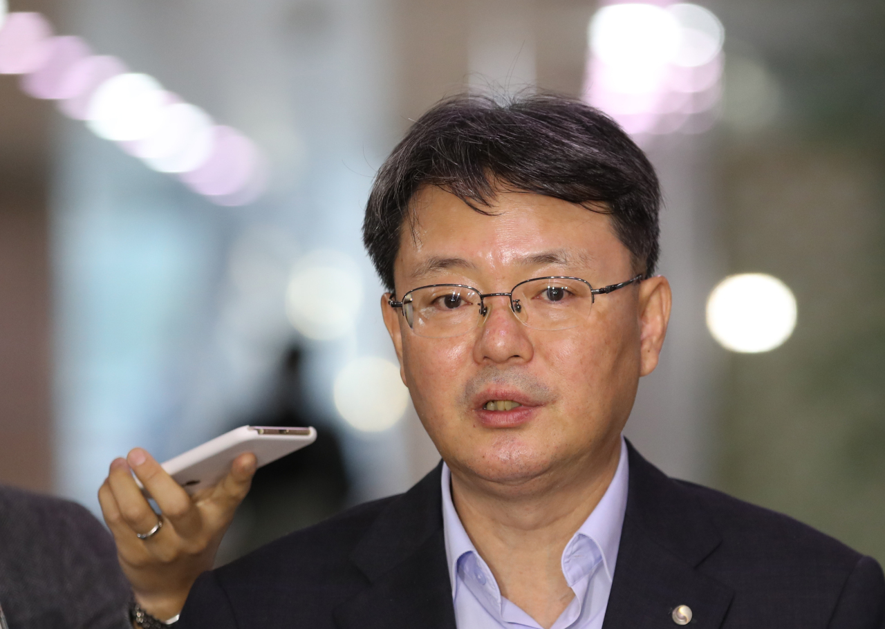 Bank of Korea Senior Deputy Gov. Yoon Myun-shik speaks to reporters at the headquarters of the South Korean central bank in Seoul on Thursday. (Yonhap)