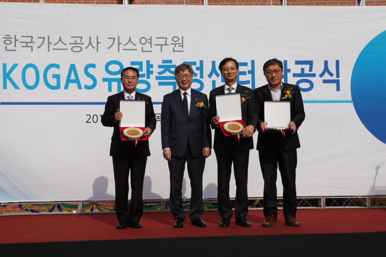 채희봉 가스공사 사장(왼쪽에서 두번째)이 가스연구원 유량측정센터 완공 공로자들과 기념촬영을 하고 있다. [한국가스공사 제공]