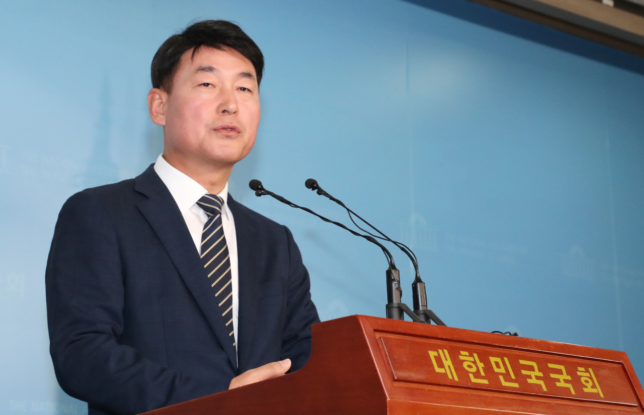정치자금법 위반으로 의원직을 상실한 황영철 자유한국당 의원이 31일 오전 국회 정론관에서 입장을 밝히고 있다. 대법원 3부는 정치자금법 위반 등 혐의로 기소된 자유한국당 황영철 의원에게 징역 2년에 집행유예 3년 등을 선고한 원심을 확정했다. [연합]