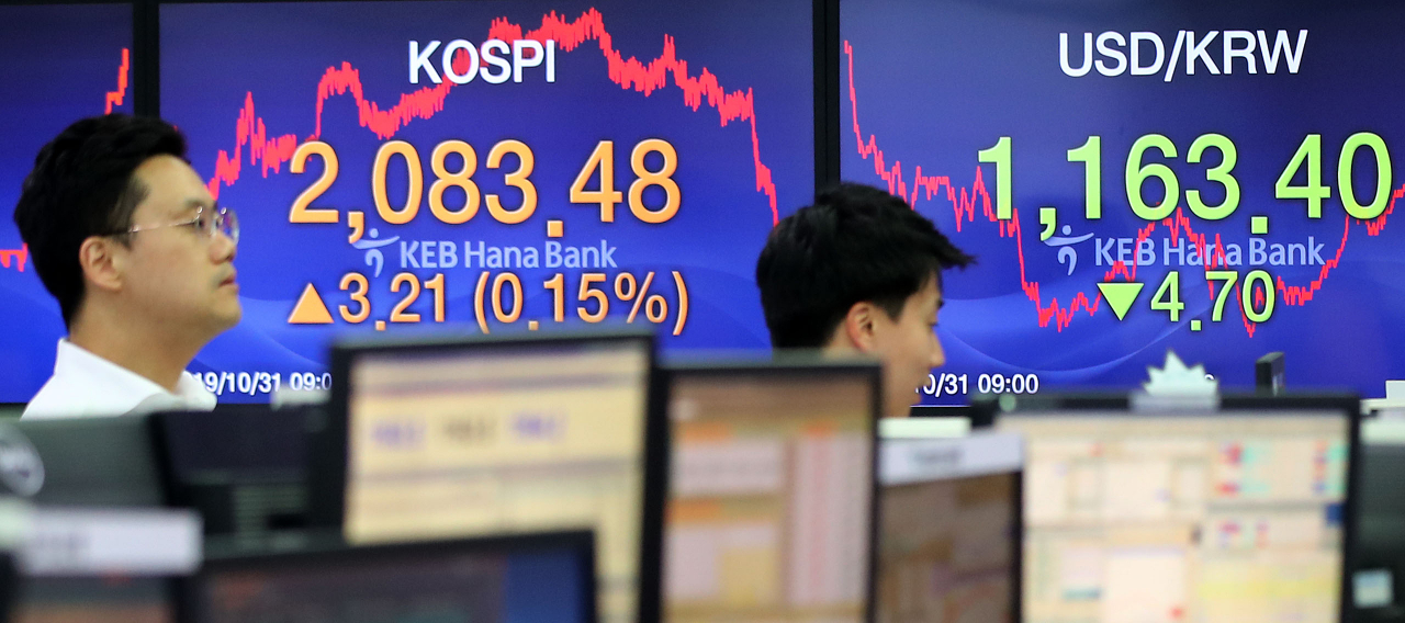 코스피가 3.21포인트 상승한 2,083.48로 장을 마감한 31일 오후 서울 중구 KEB 하나은행 딜링룸에서 직원들이 업무를 보고 있다. 원·달러 환율은 4.7원 하락한 1,163.4원으로 장을 마감했다. 연합뉴스
