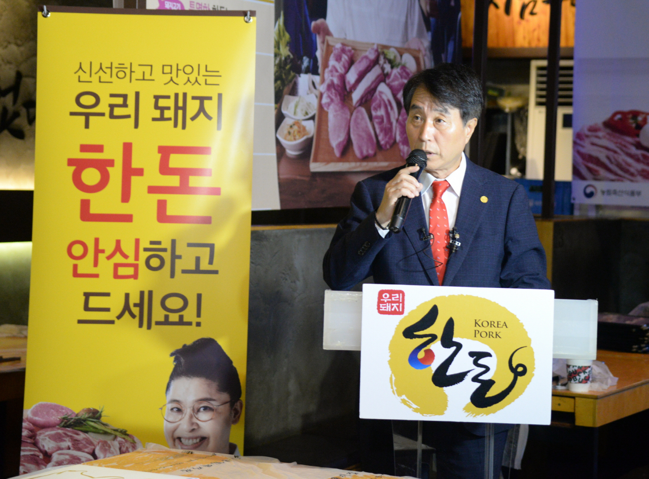 31일 서울 중구 하남돼지집 명동1호점에서 열린 기자간담회에서 하태식 위원장이 한돈산업 현황에 대해 설명하고 있다. [한돈자조금 제공]