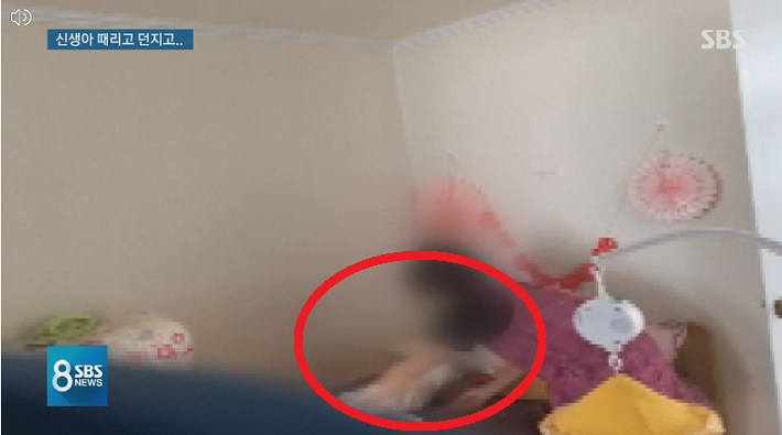 정부지원 산후도우미가 태어난지 25일된 신생아를 학대하는 장면(붉은 원내)이 아이 부모가 설치한 CCTV앱에 고스란히 노출돼 충격을 안기고 있다. [SBS 뉴스 캡처]