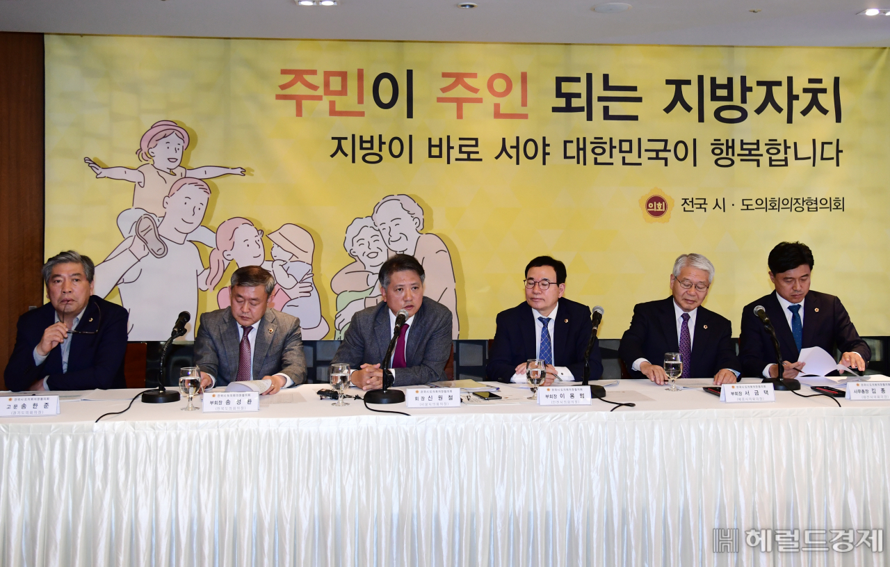 31일 전국 시도의회 의장 협의회 기자간담회에서 참석자들이 발언하고 있다. 왼쪽부터 송한준 경기도의회 의장, 송성환 전북도의회 의장, 신원철 서울시의회 의장, 이용범 인천시의회 의장, 서금택 세종특별자치시의회 의장, 김종천 대전시의회의장. [서울시의회 제공]