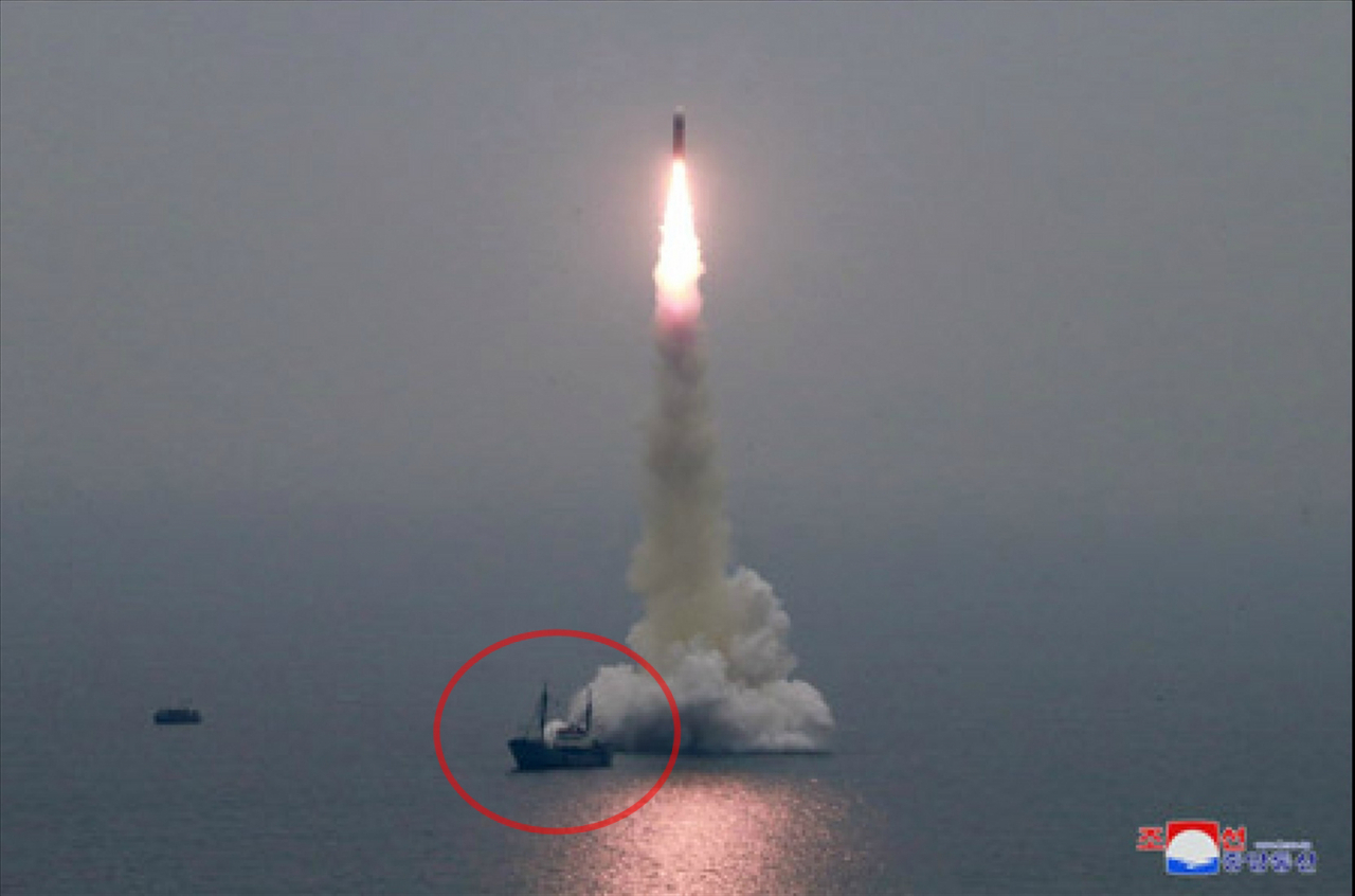 북한의 신형 잠수함발사탄도미사일(SLBM) '북극성-3형'의 시험발사 장면. 미사일 발사 위치 바로 옆에 선박(붉은 원)이 떠 있는 모습이 보이는데 수중발사대가 설치된 바지선을 끌고온 견인선으로 추정된다. [연합뉴스]