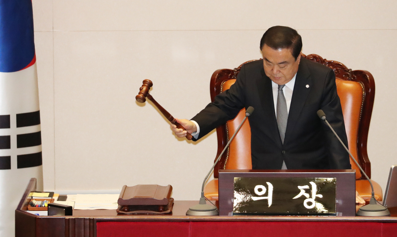 문희상 국회의장이 31일 오후 열린 국회 본회의에서 의사봉을 두드리고 있다. 연합뉴스