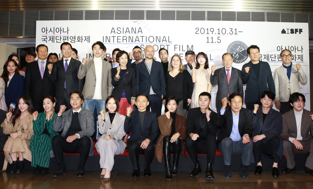 씨네큐브 광화문에서 31일 진행된 ‘제17회 아시아나국제단편영화제(AISFF)’ 개막식에서 아시아나항공 한창수 사장(뒷열 왼쪽 세번째), AISFF 김동호 조직위원장(뒷열 오른쪽 세번째) · 손숙 이사장(뒷열 왼쪽 다섯번째) · 안성기 집행위원장(앞열 오른쪽 세번째)이 AISFF의 성공적인 개최를 기원하며 기념촬영을 하고 있다. [아시아나항공 제공]