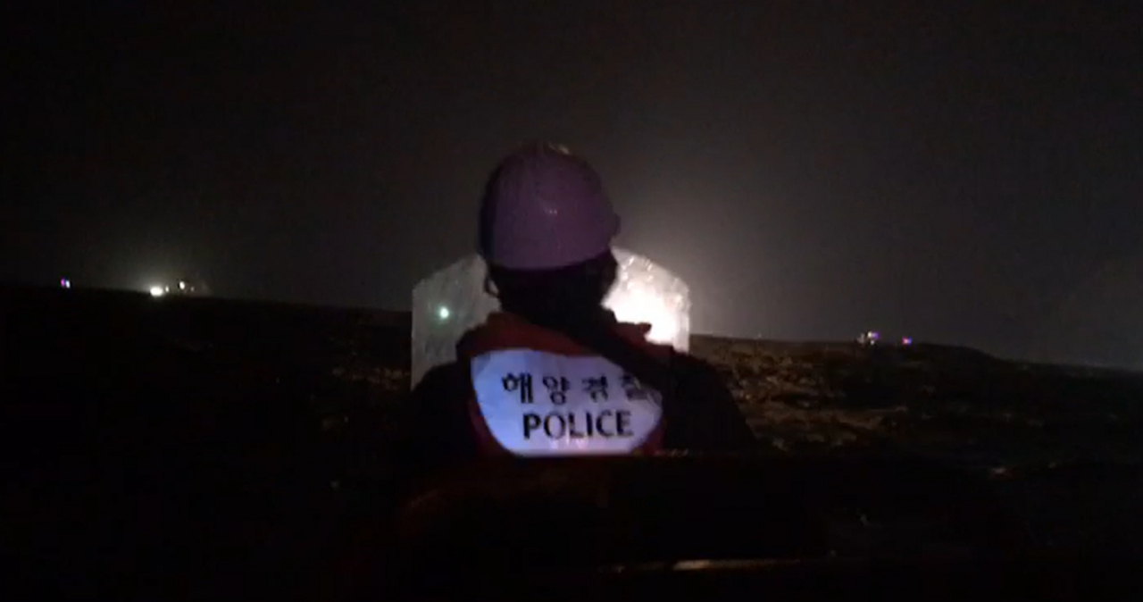 소방당국 등에 따르면 지난달 31일 오후 11시 28분께 독도에서 이륙한 중앙119구조본부 소속 EC225 헬기 한 대가 이륙 뒤 독도 인근 200m~300m 지점에서 해상으로 떨어졌다. 사고 헬기에는 7명이 탑승한 것으로 알려졌으며 소방당국과 해경이 현재 현장 수색을 하고 있다. 사진은 사고지역 현장 구조수색 모습. [사진=연합뉴스]
