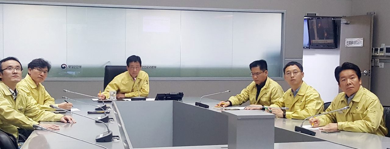 진영 행정안전부 장관이 1일 중앙재난안전상황실 서울상황센터에서 울릉군 독도 인근 소방헬기 추락사고와 관련해 긴급 영상회의를 주재하고 있다. [사진=연합뉴스]
