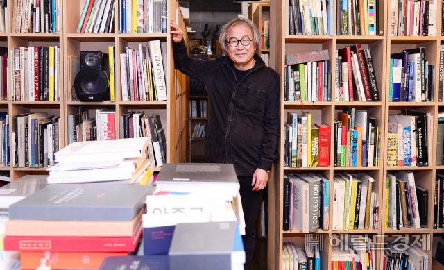 승효상 국가정책위원장의 건축사무소 ‘이로재(履露齋)’ 에는 서재가 따로 있다. 그의 사무소 이름에서 알 수 있듯, 그는 중국 고전을 원서로 읽을 정도로, 인문학 공부에도 열심이다. 이상섭 기자 babtong@heraldcorp.com