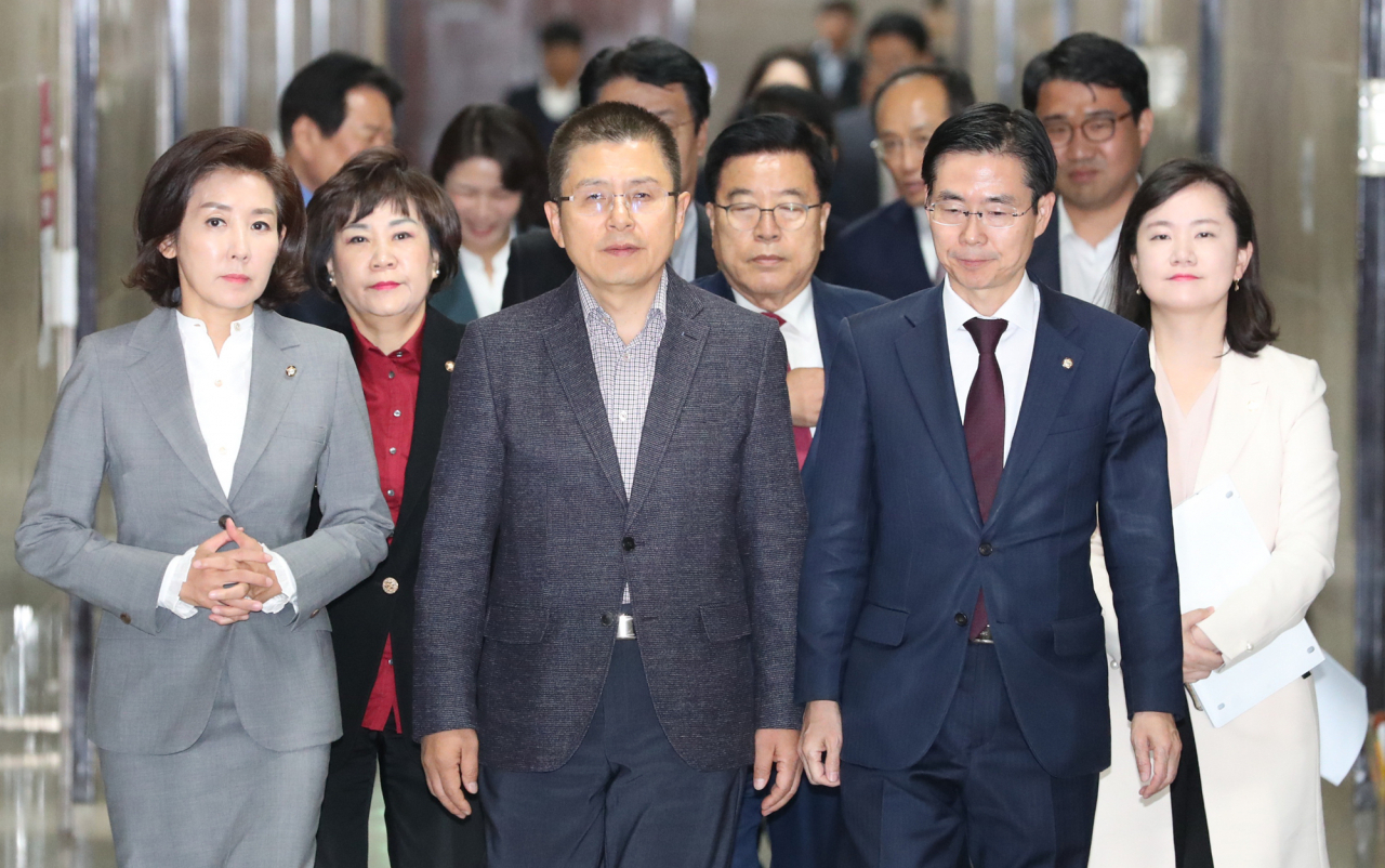 황교안 자유한국당 대표와 나경원 원내대표가 지난달 31일 국회에서 열린 최고위원회의에 들어서고 있다. [연합]