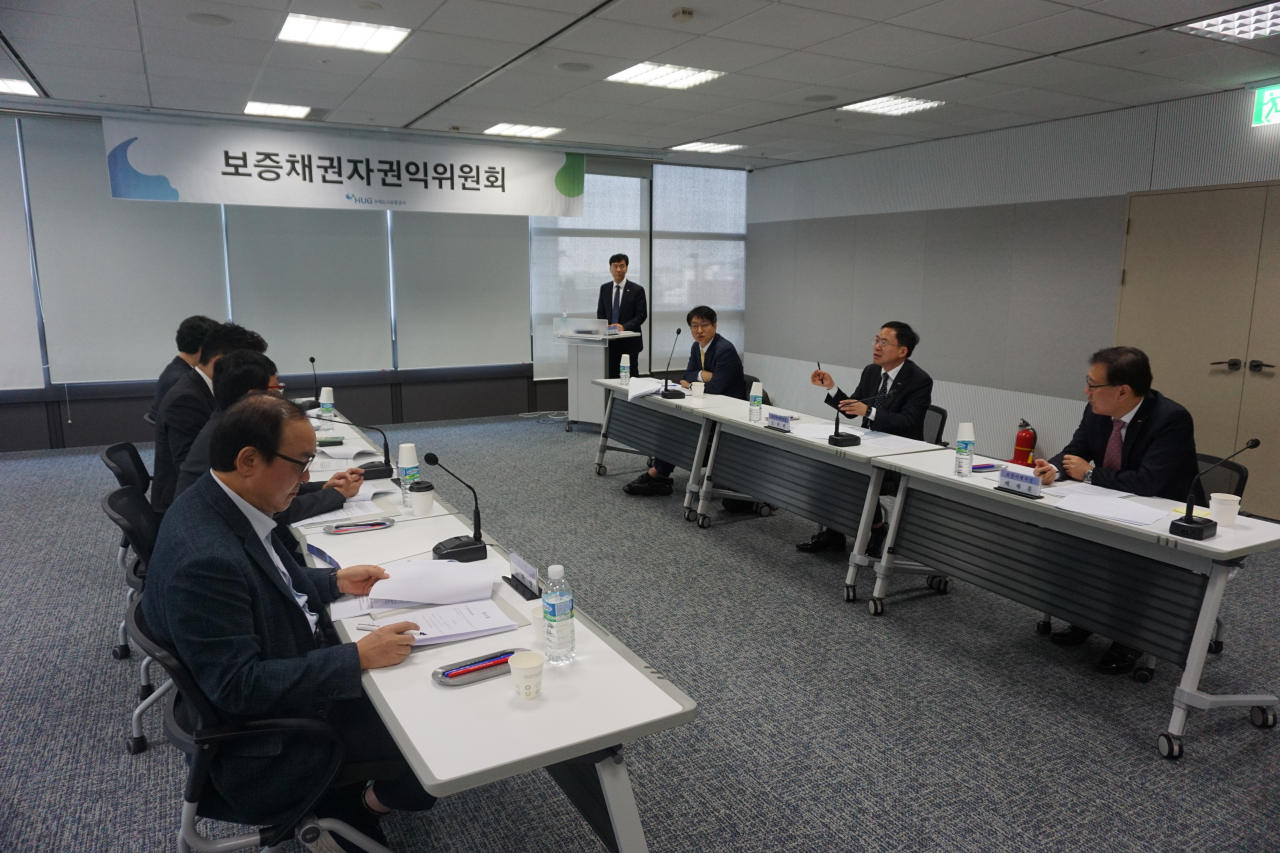 지난달 29일 개최된 보증채권자권익위원회 회의에서 위원들이 다양한 의견을 제시하면서 회의를 진행하고 있다. [HUG제공]