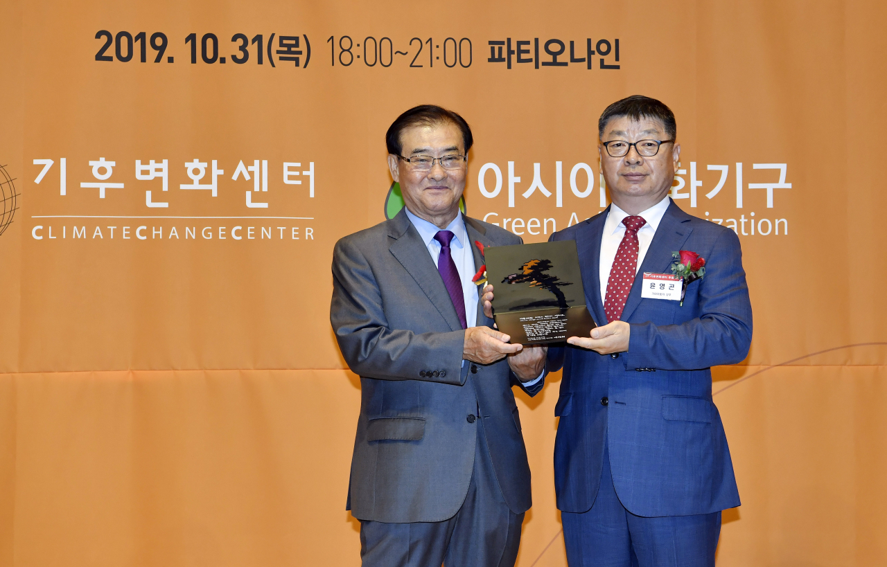 서울시 강남구 논현로 ‘파티오나인’에서 열린 ‘제9회 기후변화 그랜드리더스어워드’ 시상식에서 윤영곤(오른쪽) 기아차 안전환경기획실장이 강창희 기후변화센터 이사장과 기념촬영을 하고 있다. [기아차 제공]