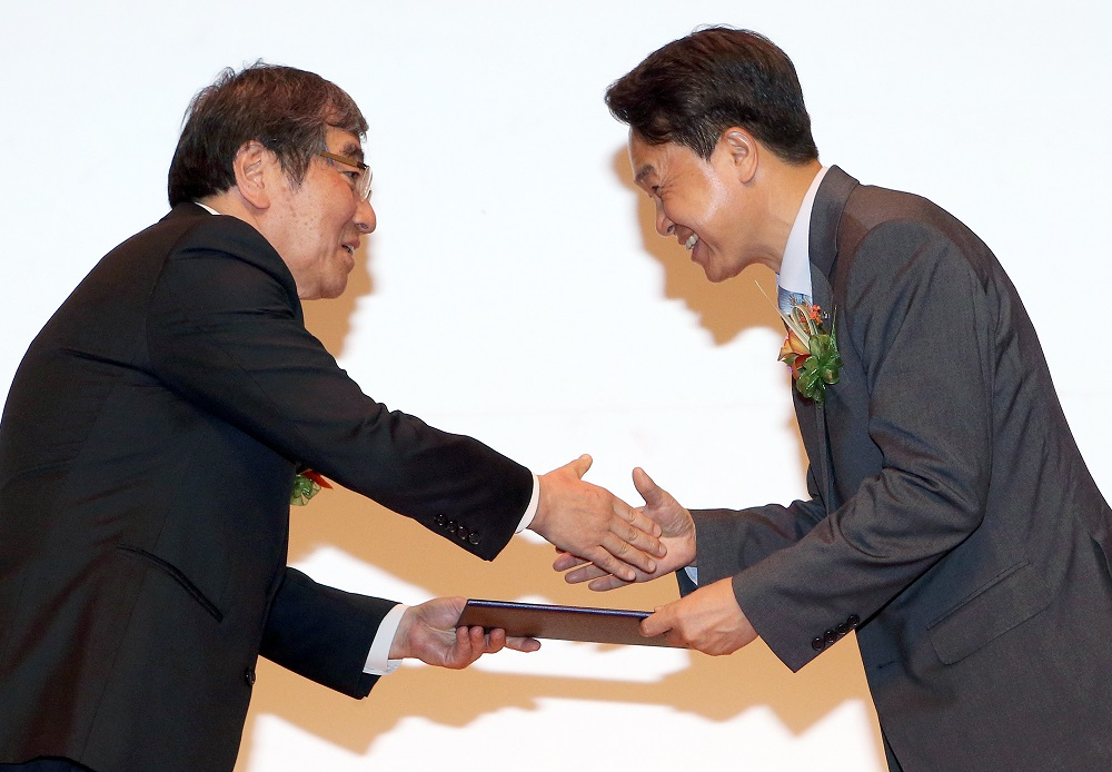 31일 서울시 영등포구 여의도 소재 금융감독원에서 진행된 ‘제14회 금융공모전’에서 진옥동 신한은행장(오른쪽)이 윤석헌 금융감독원장으로부터 우수상을 수여 받는 모습 [신한은행 제공]