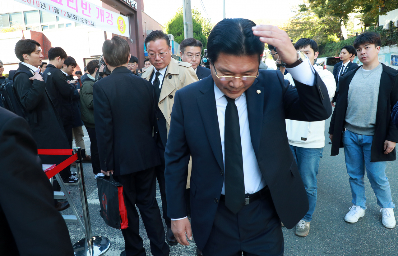 홍문종 우리공화당 공동대표가 31일 오전 문재인 대통령 모친 고(故) 강한옥 여사의 빈소가 마련된 부산 수영구 남천성당에서 나오고 있다. [연합]