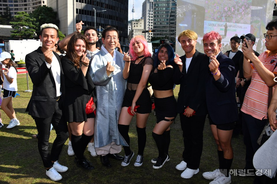 박원순 서울시장이 지난 8월 31~ 9월 1일 서울광장에서 열린 ‘서울 세계도시문화축제’에서 보고타 케이팝 페스티벌 댄스·노래부문 각 우승팀을 초청, 기념사진을 찍고 있다. 이들은 지난 7월 보고타 케이팝 페스티벌에서 박원순 시장이 축사를 하며 우승팀을 서울로 초청하겠다고 한 약속에 따른 것이다. [서울시]