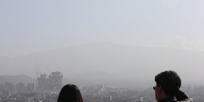 제주 재난안전대책본부는 1일 오전 제주도 전역에 미세먼지(PM-10) 주의보를 발령하면서 가급적 야외활동을 자제해 달라고 당부했다. 사진은 지난해 11월 28일 제주를 덮친 미세먼지로 뿌옇게 시야를 가린 모습. [연합]