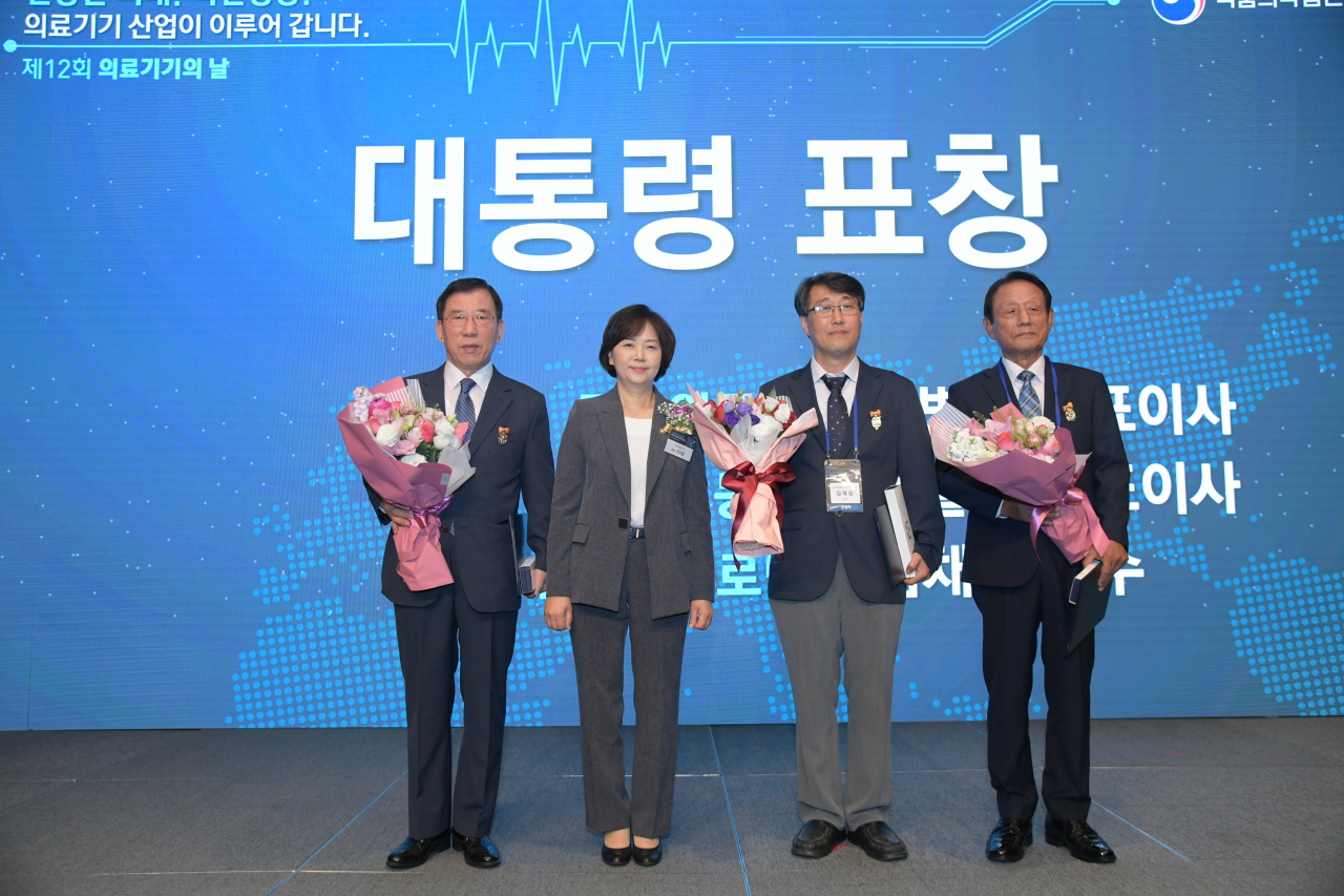 올해 의료기기의 날 행사때 이의경 식약처장이 산업계 우수공로자에게 상을 준뒤 기념촬영을 하고 있다.